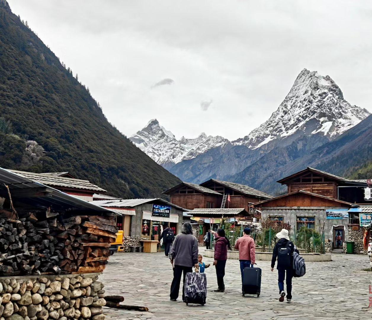 人老了才明白，一人一屋三餐四季，自在随心简单随意，是我想要人这一辈子，前半