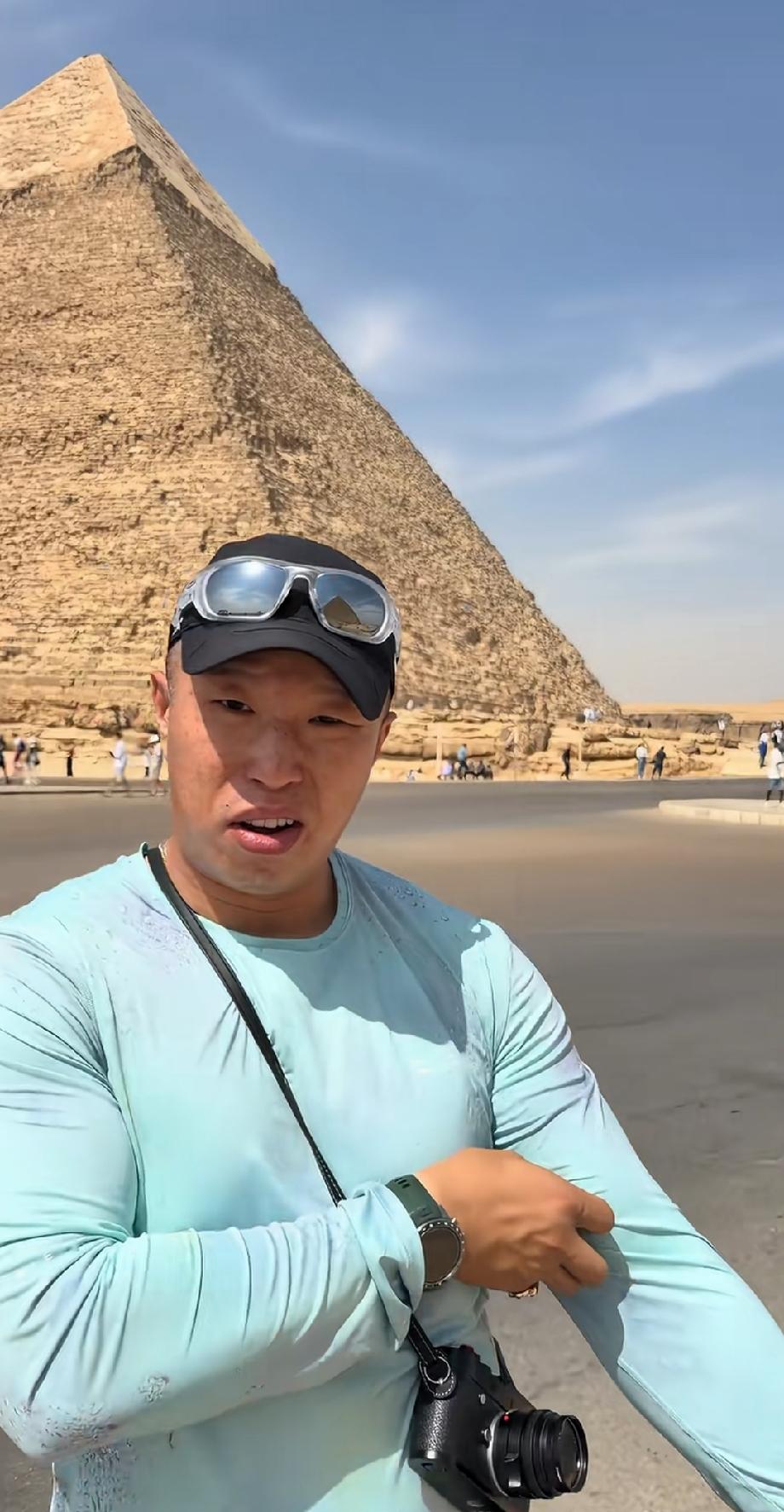 看看烧饼在埃及金字塔前面“嘚瑟”，在德云社上班真好，还能满世界旅游。我发现德