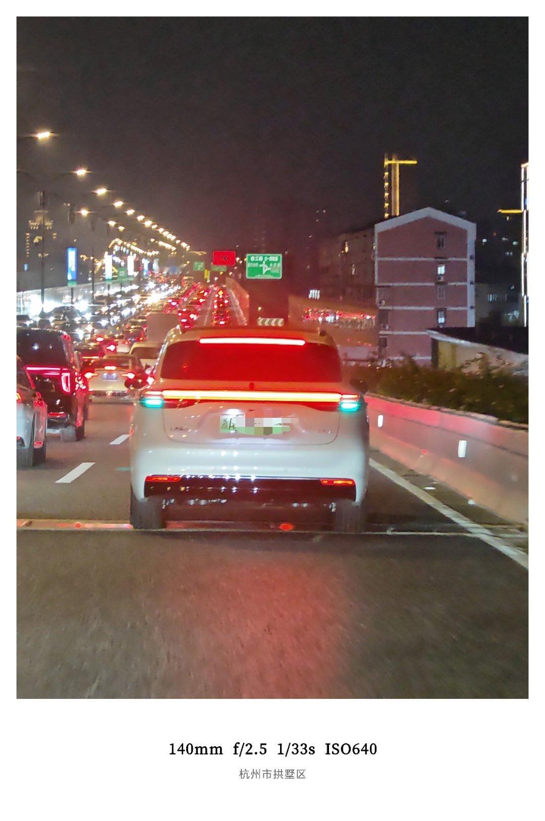 路上已经能看到上牌的尚界H5了开着小蓝灯全程ADS在车流里自如穿梭讲道理现在国产