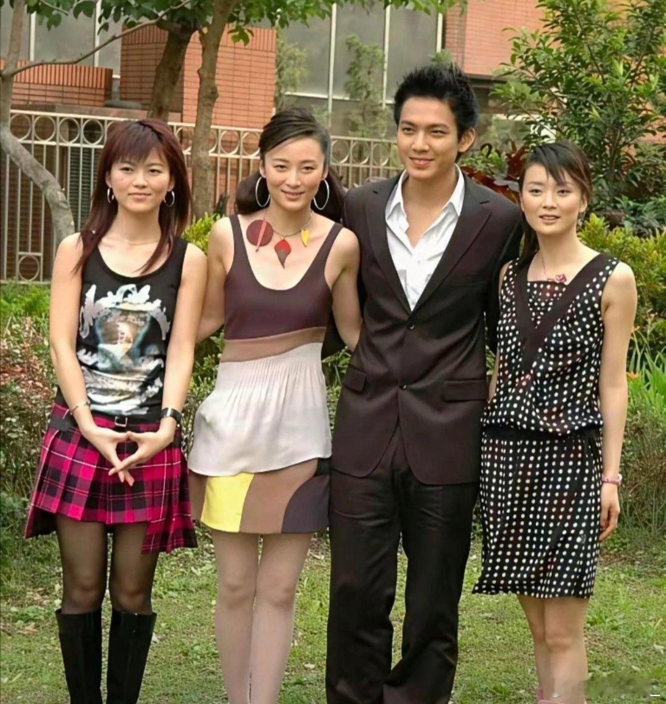 当年‏‏的钟汉良是真帅，3个美‏⁠女站﻿他身‏‏边﻿‎，都没他抢眼。‎