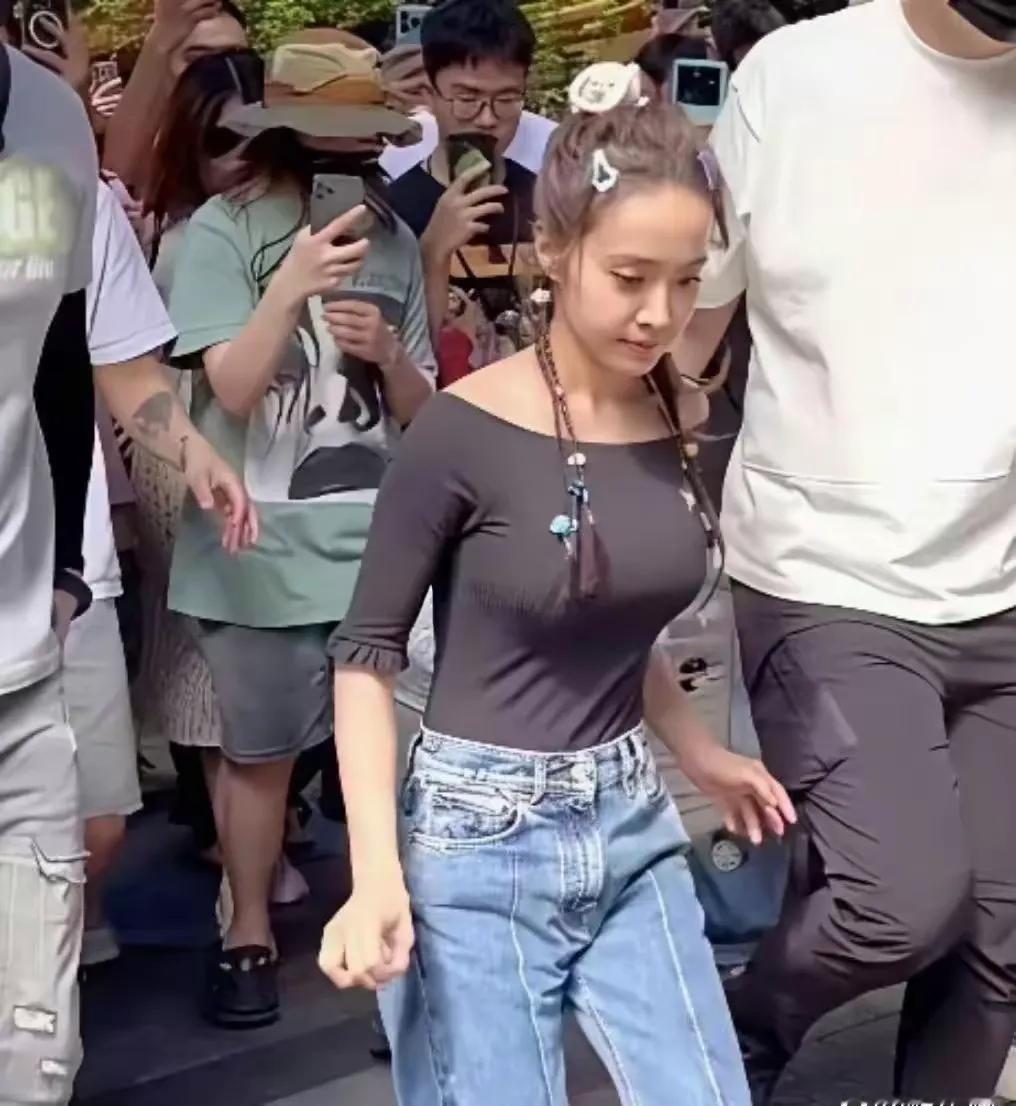 这还是蔡依林吗？46岁了打扮的还像18岁的少女！蔡依林独特了一辈子，这个演唱会让你毛骨悚然，穿衣打扮