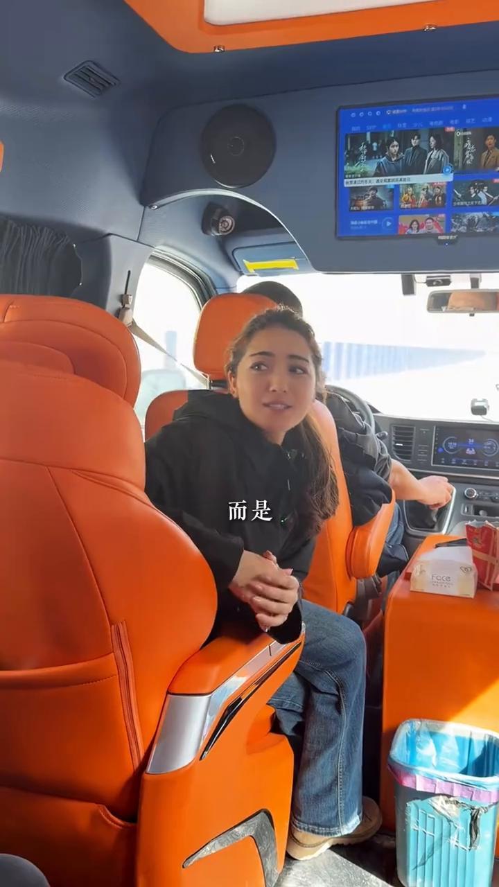 新疆风物记录：打穿天山之路。因为人民需要这样一条好走的路，祖国可以让高山让路，