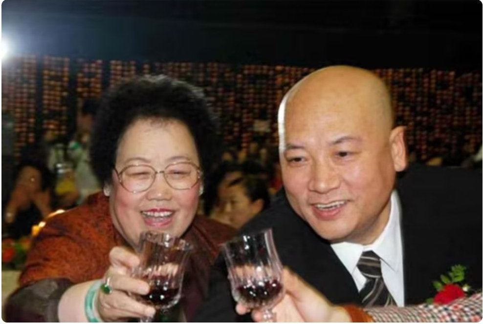迟重瑞瘦得脱了形，他却每天去博物馆转一圈，手串卖得比谁都勤快