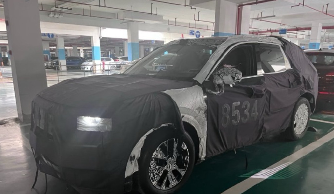 全新极氪8X的谍照图被曝光前脸看起来像是延续了极氪9X的设计理念[扁嘴][扁嘴]