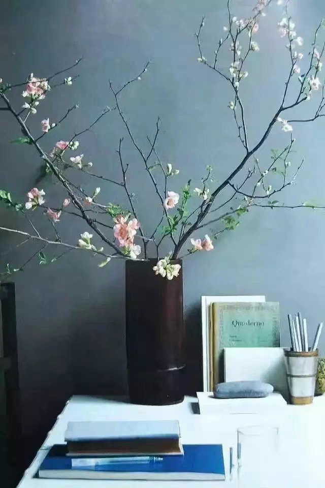 多去接触那些阳光爱笑充满正能量的人，时间久了，你会觉得你的生活变得明朗了。
