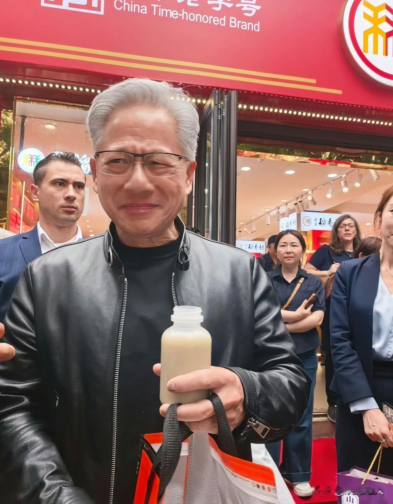 川普刚走，黄仁勋就溜进了南锣鼓巷。这位英伟达CEO穿着他那件万年不变的黑色皮