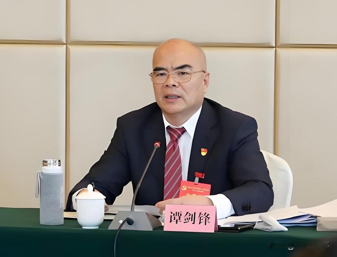 我发现在地级市和县城的单位里面，有不少四五十岁的工作人员都是教师出身。例如照片中