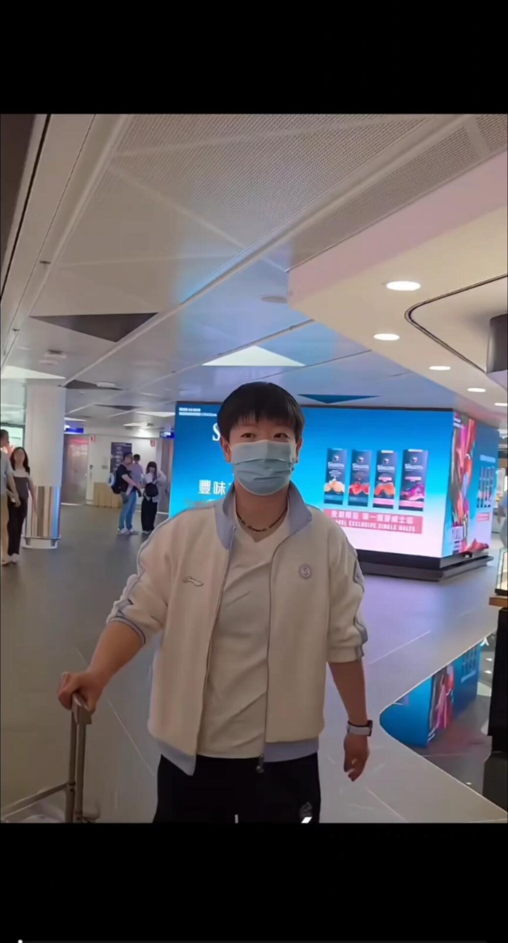 孙颖莎一身休闲装，到达香港了，一身疲惫，回国就是温暖，可以好好休息了！不管比赛