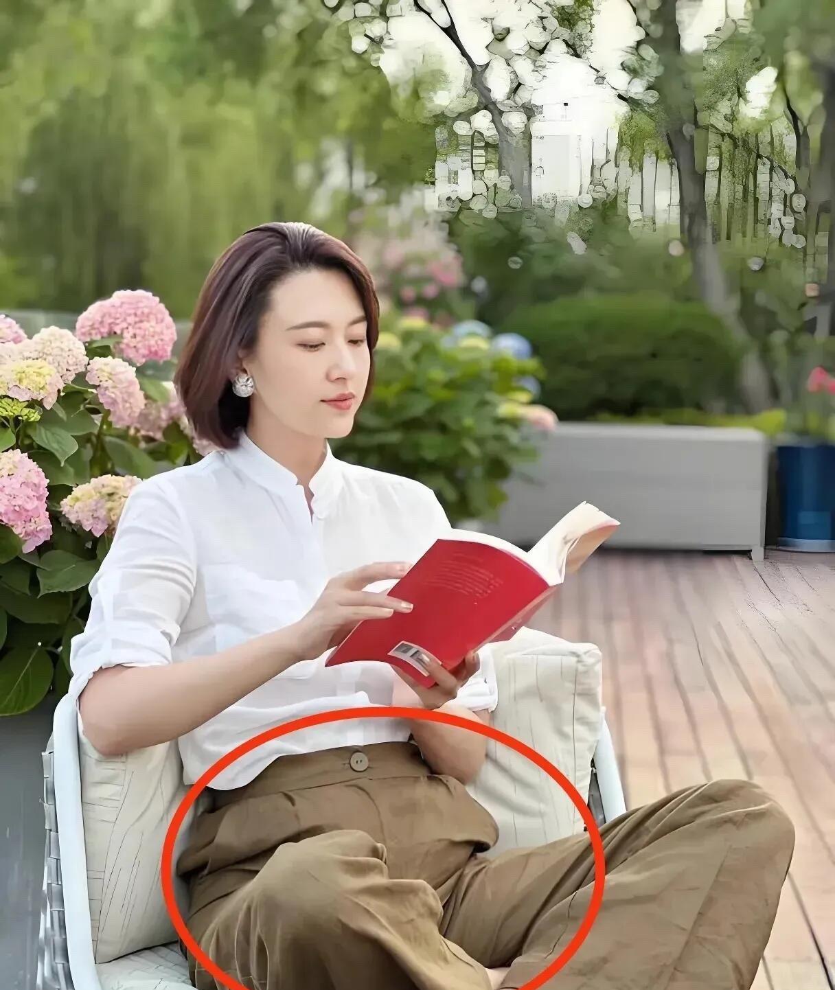 曾经央视的女神也到了发福的年纪了，看她圆润的身材，体态臃肿，这才是40多岁女主持