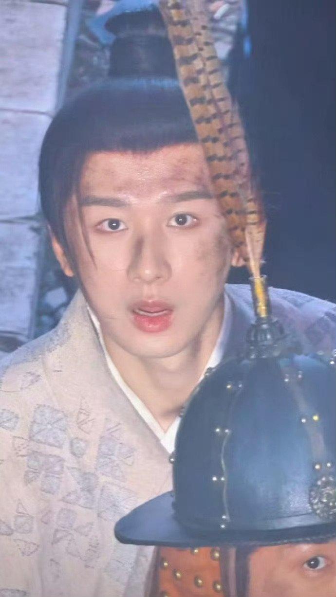 成毅看到粉丝上树的反应成毅看到粉丝上树的反应，一整个有被震惊到了