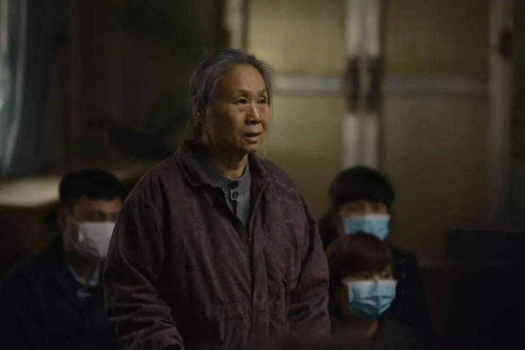 60岁老妇被儿子带入演艺圈，73岁达百亿票房，如今名气碾压儿子。   