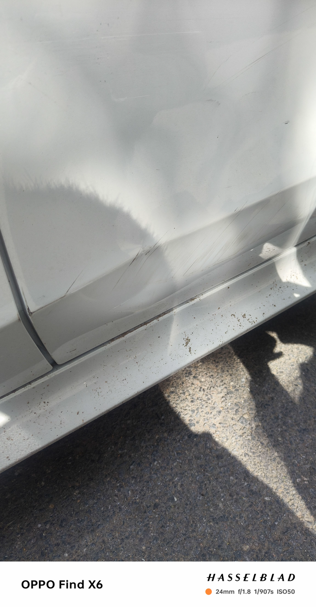 被美女司机贴贴了新车一个月，原版原漆没了，停路边买个早饭，美女侧方停车没进去