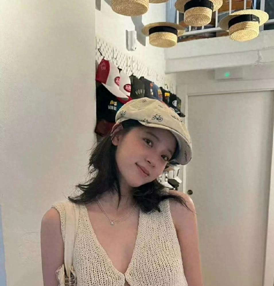 欧阳娜娜的胆子真大，穿线衣虽然凉快，但是容易撑开。​