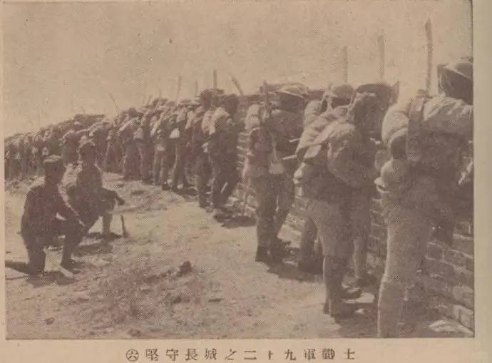 抗战影像1933年长城抗战期间，29军官兵手持大刀守卫长城。​​​​