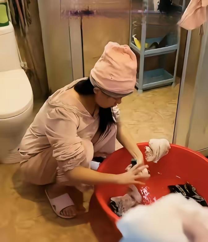 “满月酒变散伙饭！”在江苏无锡，27岁的林薇刚剖腹产生下孩子，肚子上的刀口还没