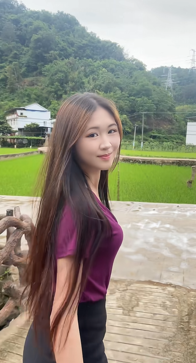 窗外的雨停了，可心里的潮湿怎么也晾不干。