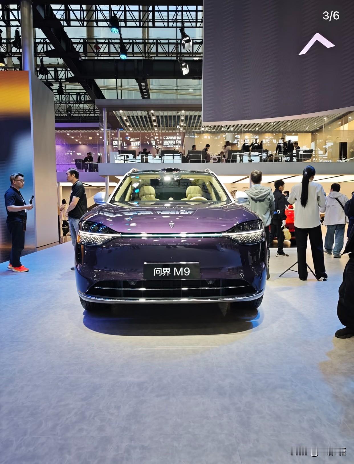 广州车展上，问界这辆车颜色真绝姑姐看到都走不动了，说卖掉现在的SUV也要换它