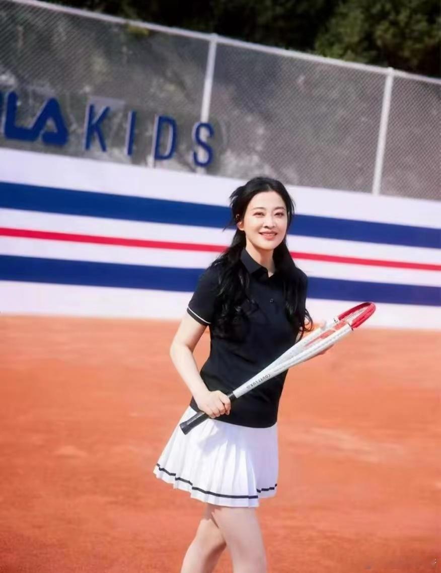 50岁梅婷减肥后大回春，穿短袖+短裙嫩得认不出，自律女人最美丽​​​