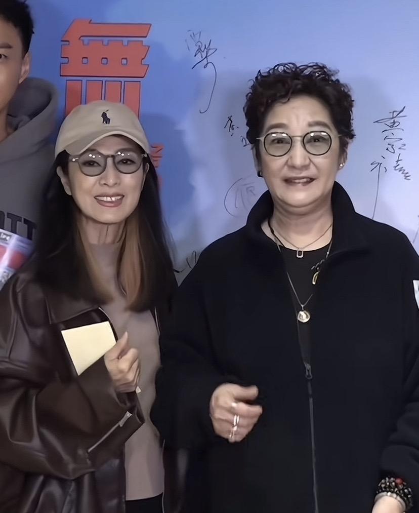 70岁的米雪和60岁的妹妹雪梨出席活动，相差十岁，姐姐看起来比妹妹还显年轻，也不