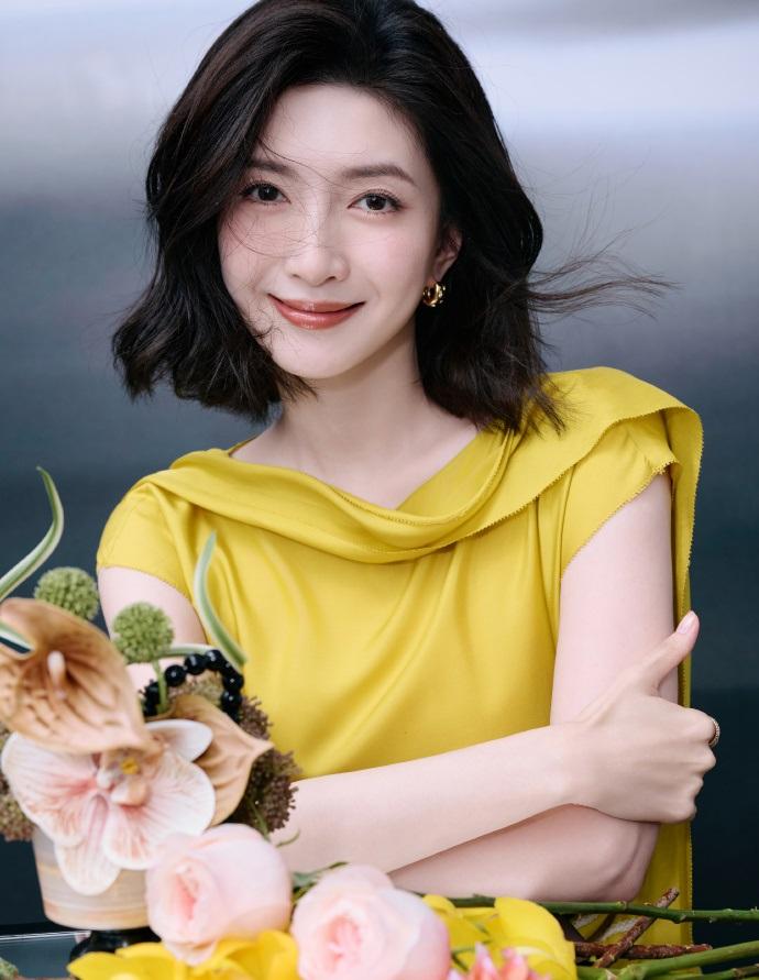 最近江疏影在出席时尚活动的时候搭配了一件黄色的裙子，凸显出了满满的浪漫风情。