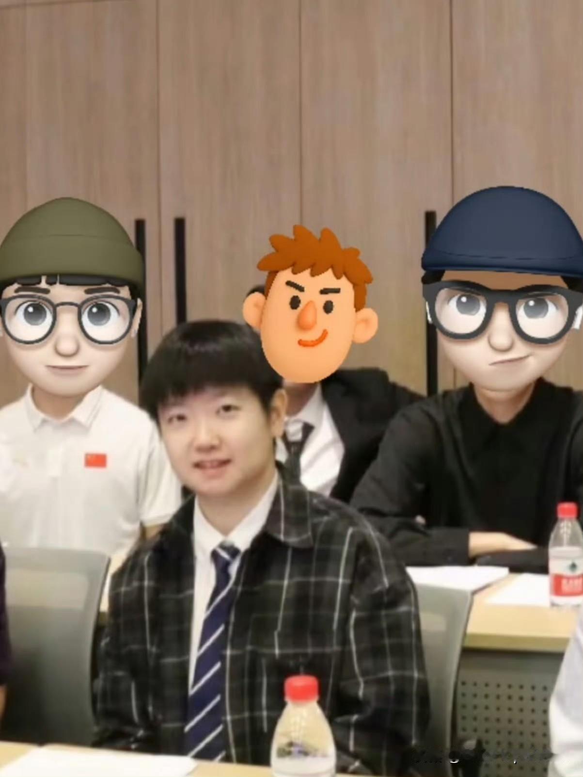 莎莎毕业合照，衬衫小领带，太帅了！莎莎是一个有仪式感的人，上台领奖她会给团队