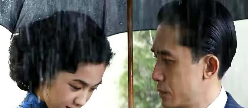 汤唯在戛纳哭了。不是因为掌声，而是因为15年。这根本不是什么艺术致敬，这是一