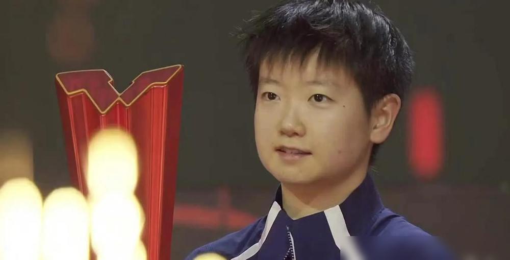 很多人盯着刚落幕的新加坡大满贯比分牌，根本没意识到国乒女队的王权交接已经彻底完成