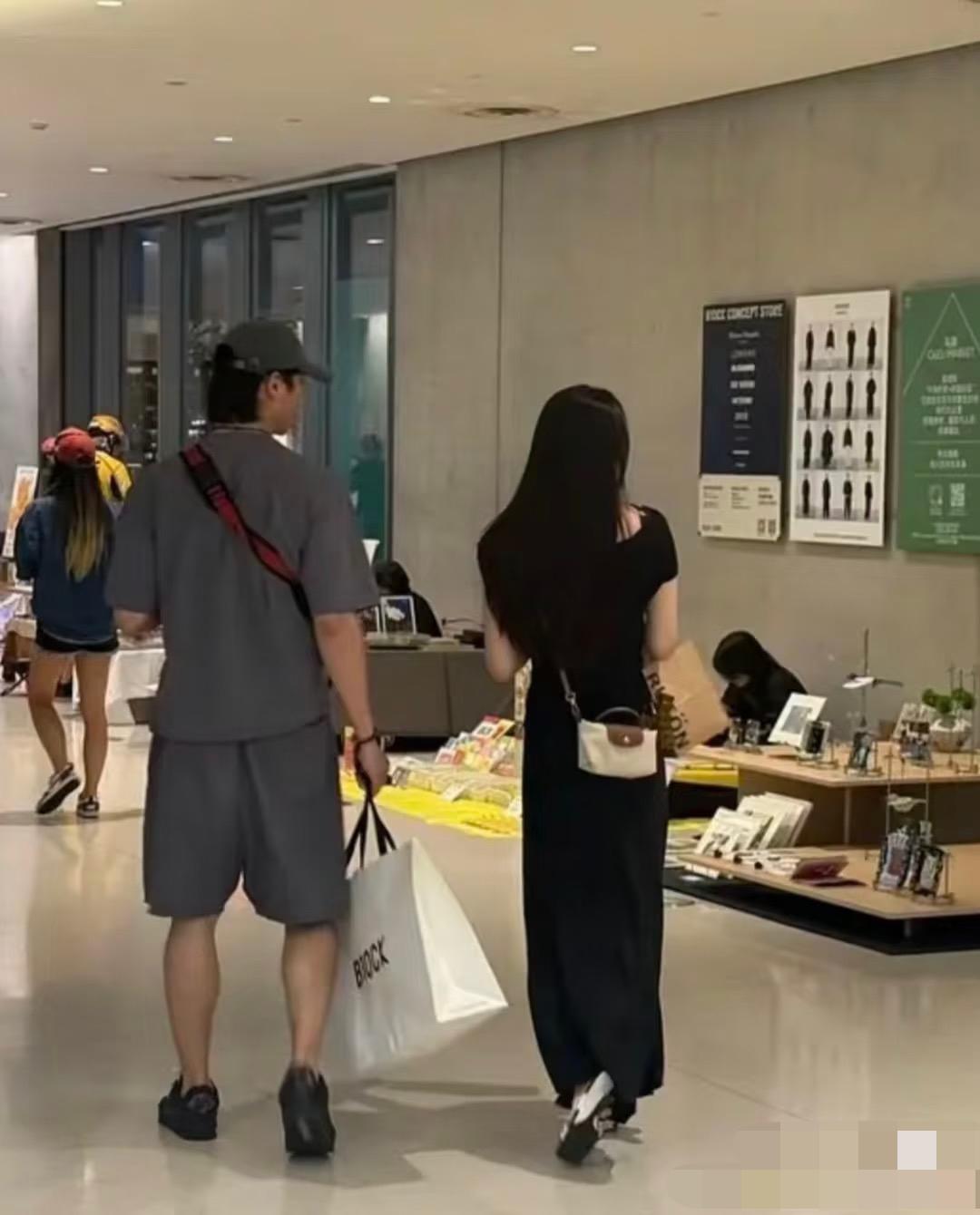 多多和金禹行线下被偶遇，这是什么情况。心动上，他俩好像没什么交集啊？怎么就这