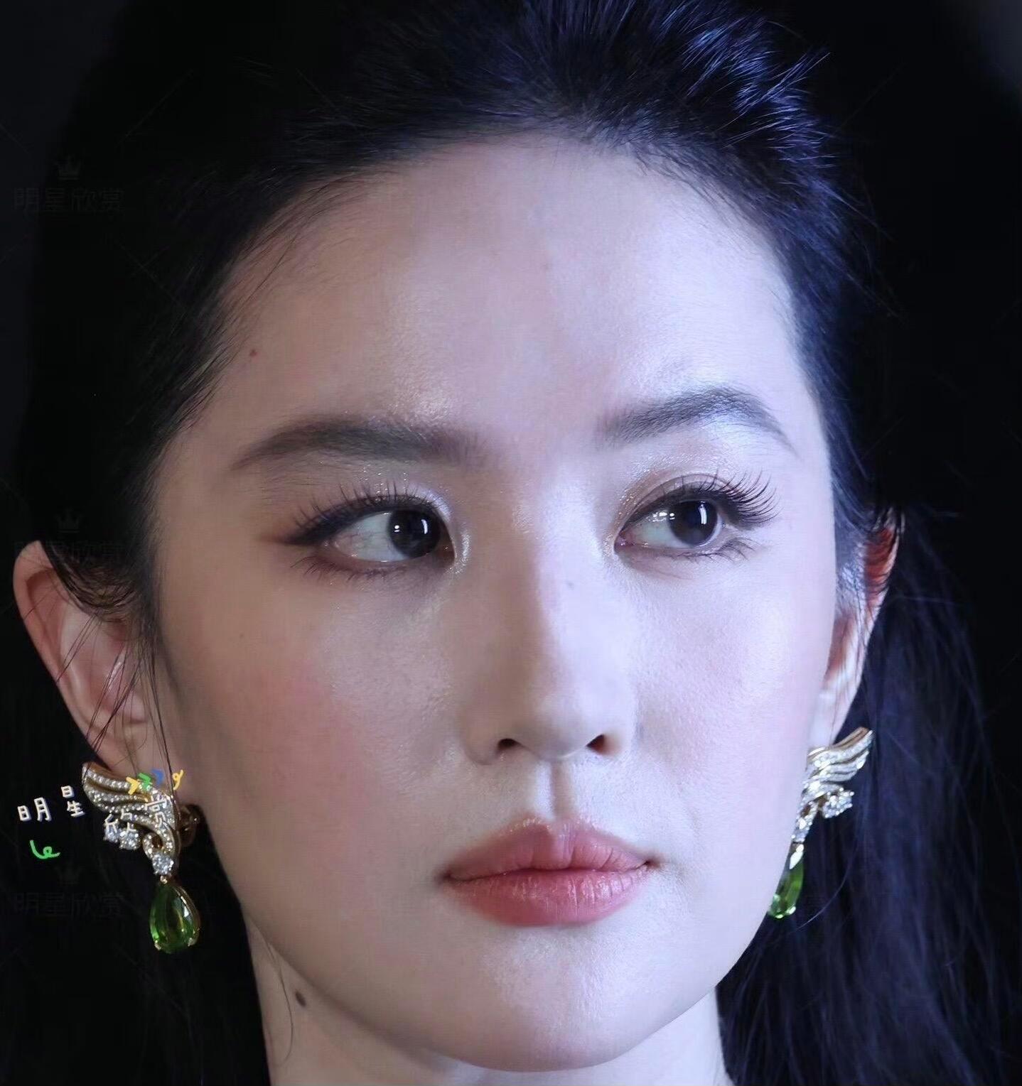 刘亦菲怼脸生图，天天来拉踩的，能拿什么比