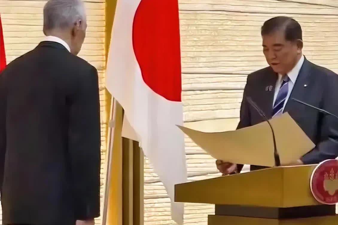 李显龙不来中国参加阅兵，却跑去日本受勋，被日本授予旭日大绶章，表彰李显龙为日新关