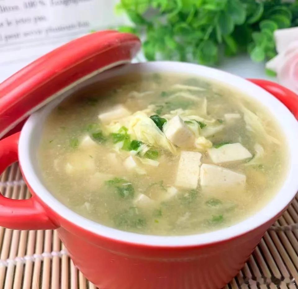 《四秘汤》细节丰富、角度全面，可以从食材选择、处理技巧、炖煮过程的感官变化及食用