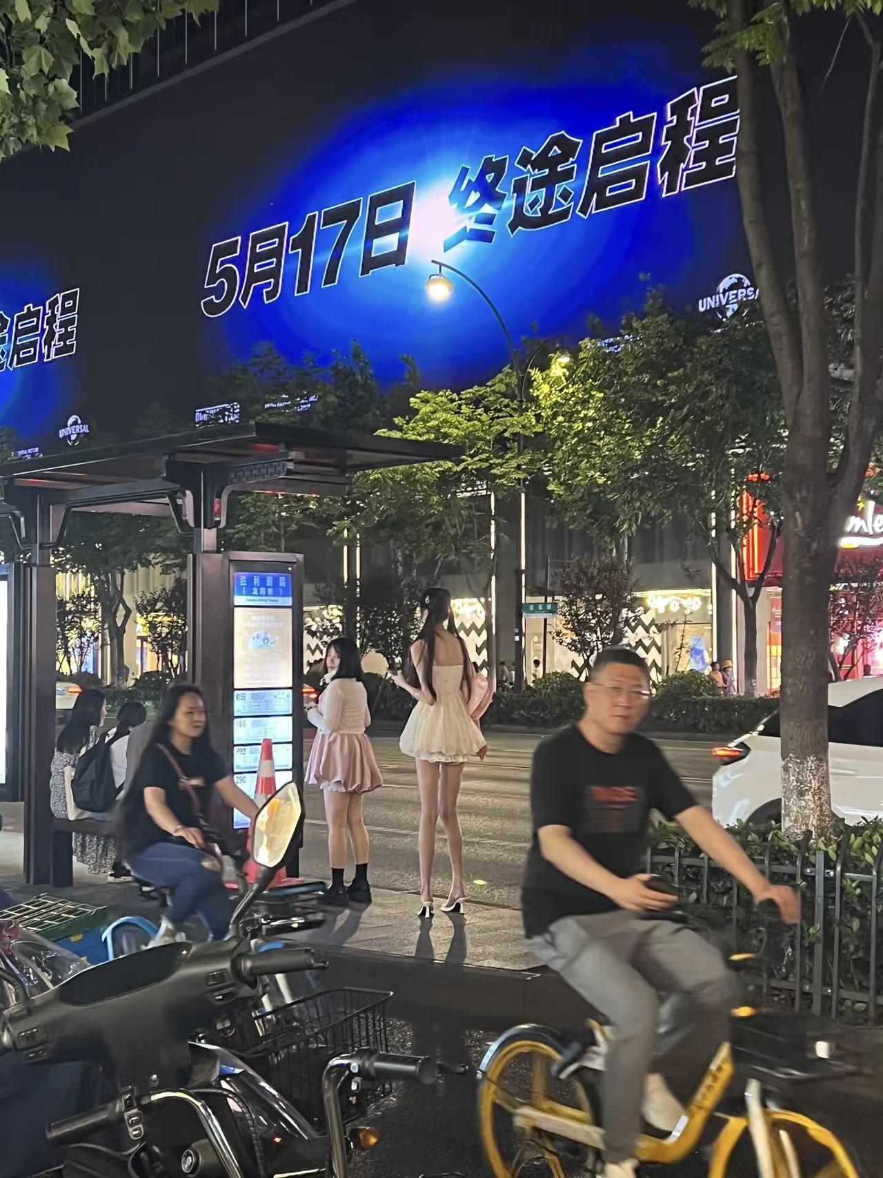 这妹子得有两米了吧？这大长腿啧啧！