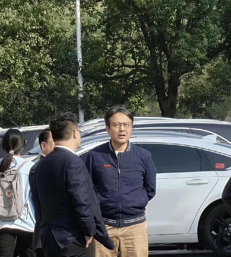 变化好大，以前特别喜欢看他的节目，比如“天天向上”，现在这个气势应该是领导了吧。