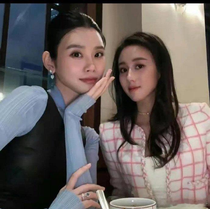 奚梦瑶好歹也是超模，怎么不教教小姑子何超欣穿搭呢？不知道为什么，何超欣每次打扮都