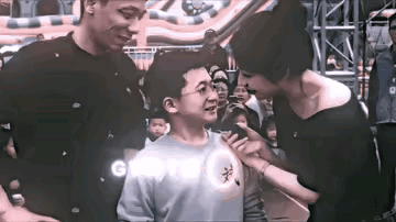 傻爸爸，老师已经说让你亲了，还在等孩子同意干吗？老师问：你想不想要玩具？学生