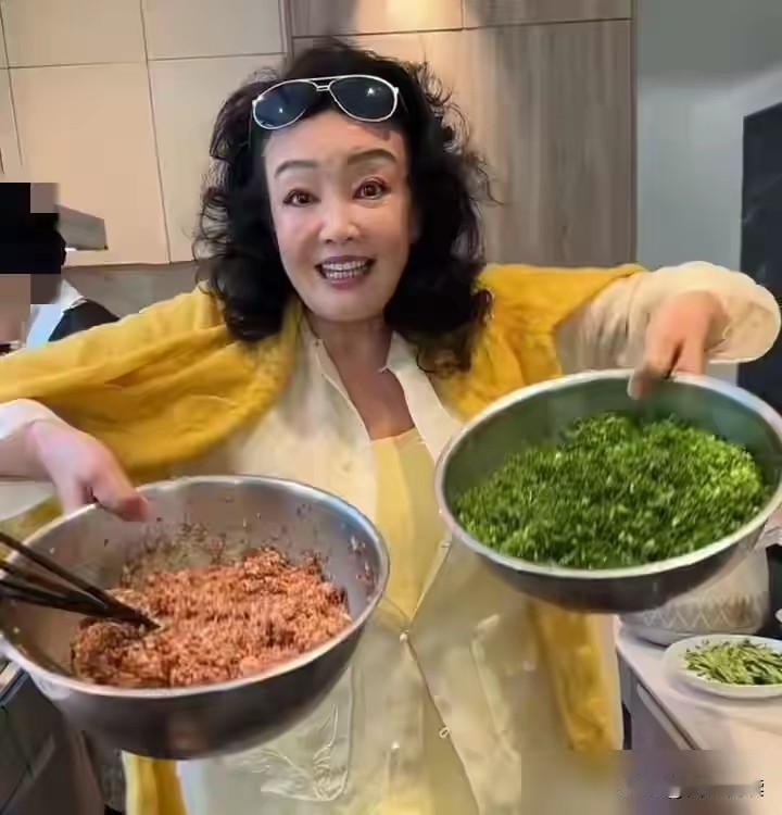 都在传马筱梅带着汪三宝去了战兰的别墅赔礼道歉战兰也是有人递台阶她就下的好