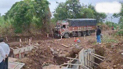 为检测道路质量，找来一辆卡车通过，没想到竟当着官员及工程师的面直接翻车！消息来