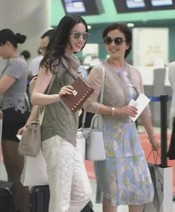 37岁刘亦菲携母亲走机场，妈妈穿碎花裙比女儿惊艳，家族基因强大