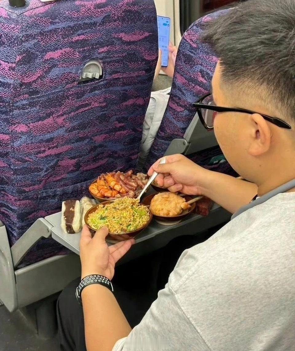 看到这一幕惊呆我了！这是真把高铁当自己家了