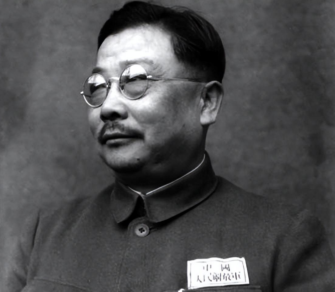 1937年，正在散步的李克农在经过一老农的身边时，突然脚边被扔了一个纸团，李克农