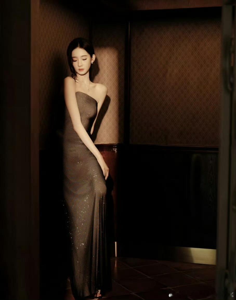 张艺凡蛇蝎美人🆘要被张艺凡美晕了!!黑裙白裙都好适配!!张艺凡