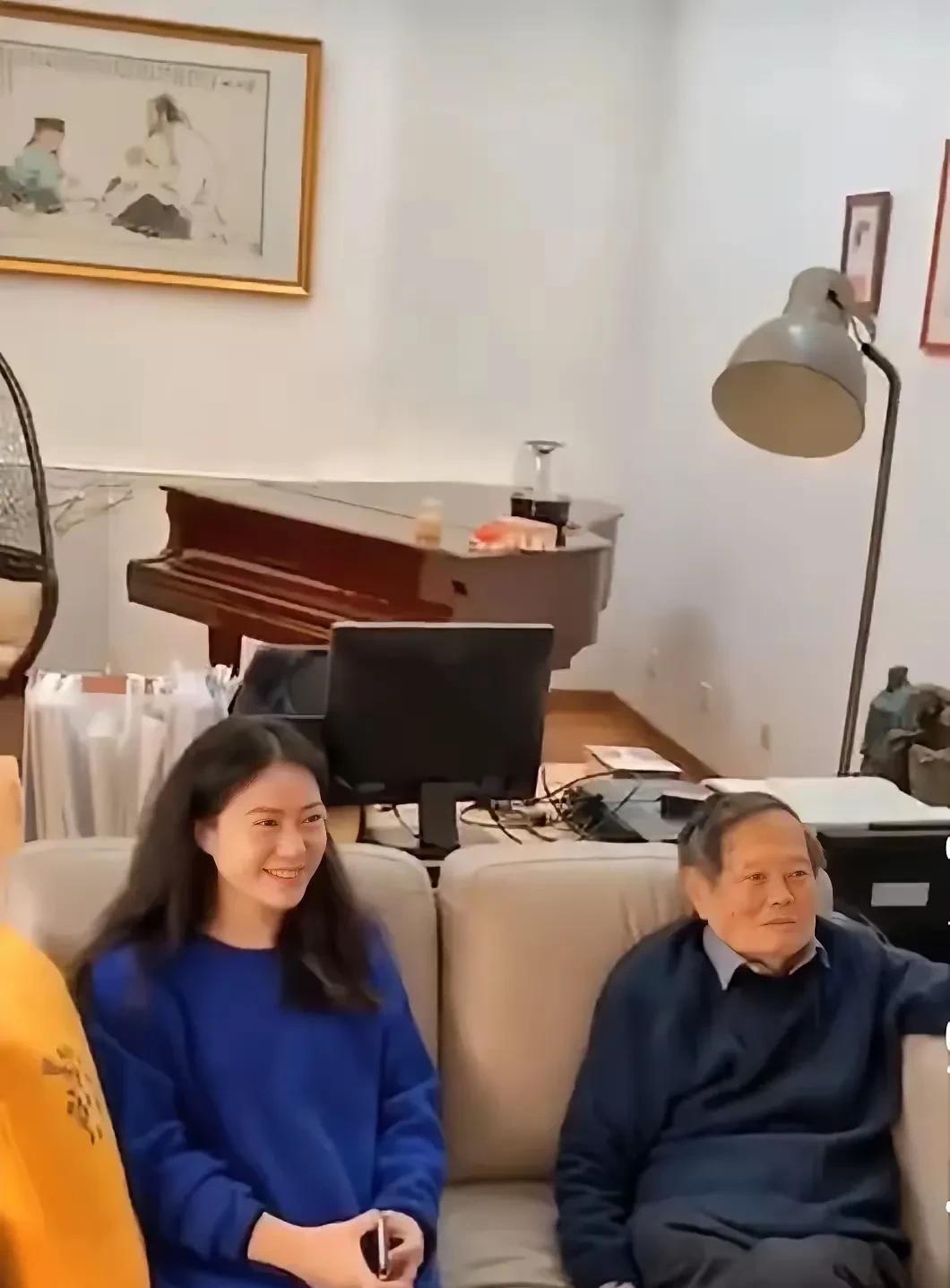 这是杨振宁与翁帆坐在沙发上的合影照，两人并没有紧挨着坐，中间还有很大的缝隙，分别