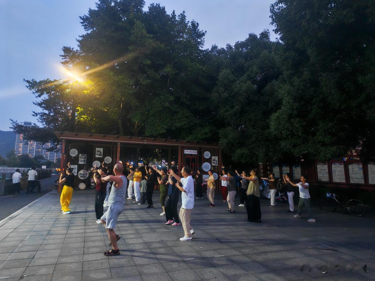邻居老李邀我跟他去跳广场舞，我说跳广场舞的都是大妈们，我一个大男人掺和进去怎么好
