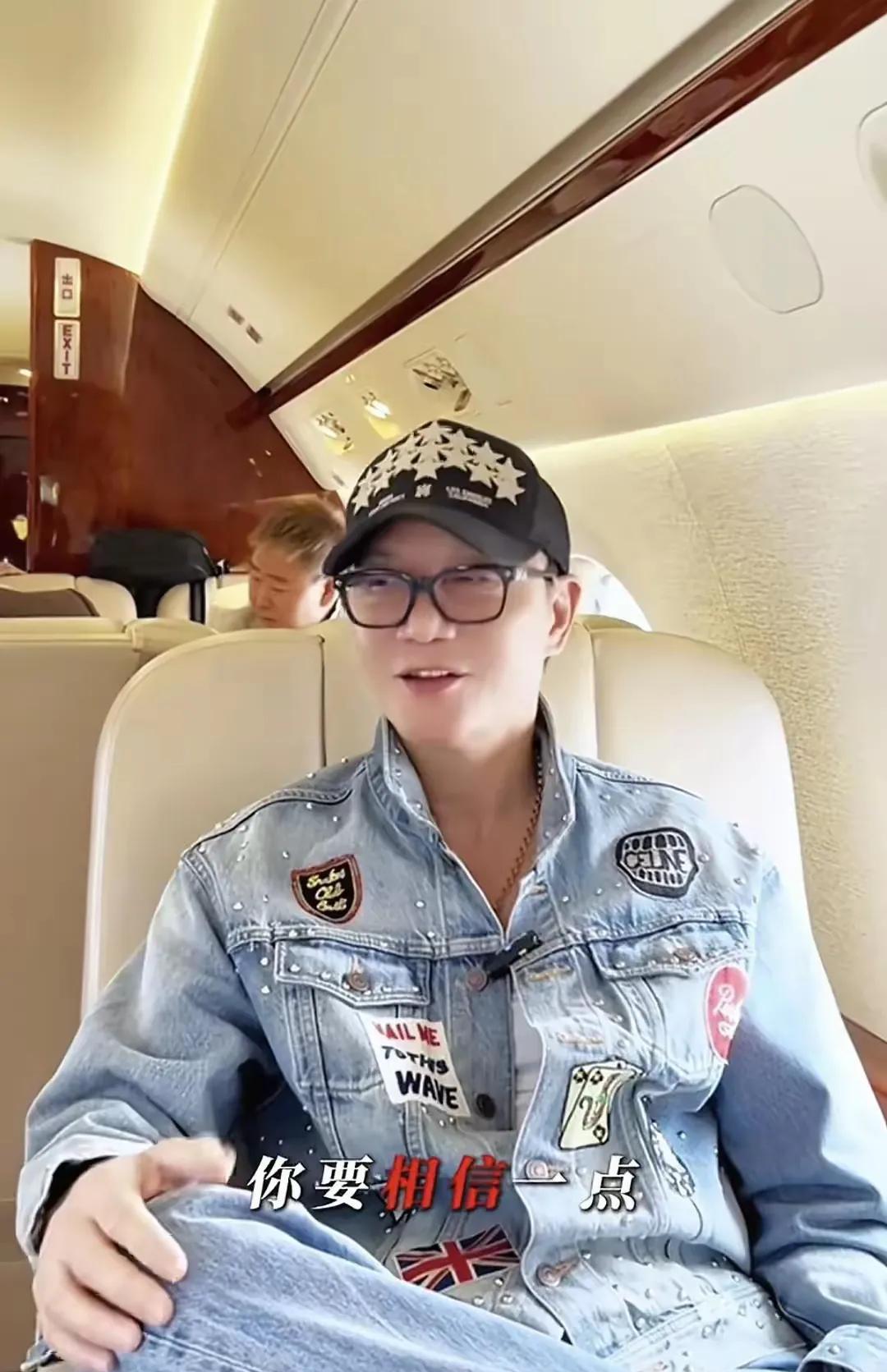 抛开别的不谈，咱就说64岁的周老板衣品是真好。每一套造型搭配的都非常和谐养眼，