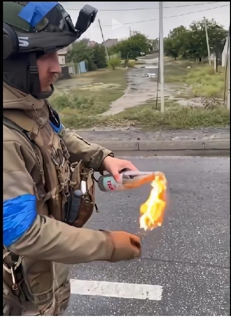 原俄占区写着“我们和俄罗斯是一家人”的广告牌，被乌克兰士兵投掷燃烧瓶烧毁了。