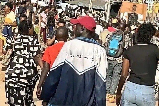 二手中国校服凭什么刷爆非洲在咱们中国人眼里土得掉渣的东西，到了国外说不定就成了“