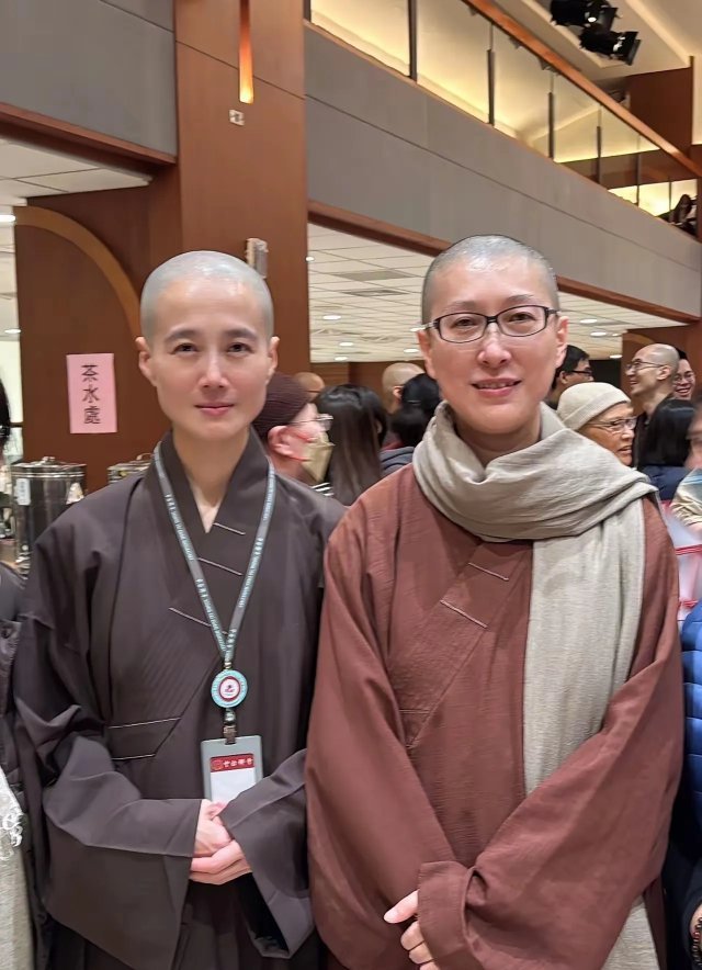 黄安两个妹妹都出家了​​​