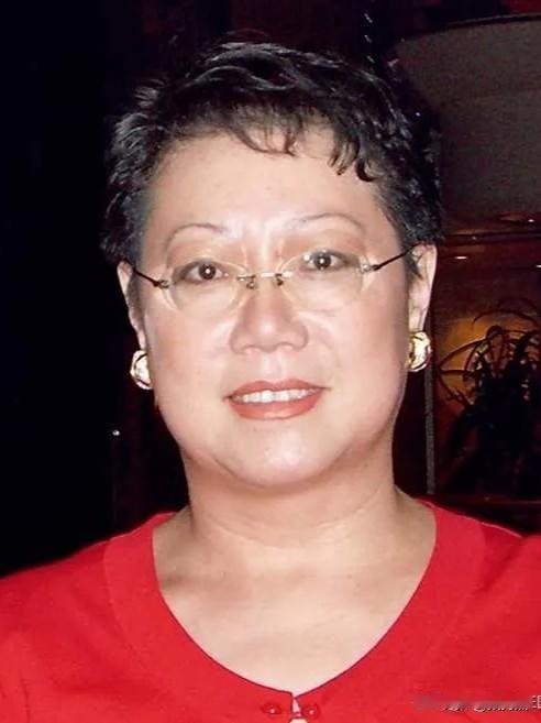 巴图的亲姑姑叫英小乐，比英达大9岁，人长得五观端正有气质，大眼睛双眼皮，双瞳剪水