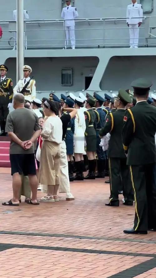 香港回归都快三十年了，家门口几百万人口的大城市，象征祖国的那身绿军装，却一直没能