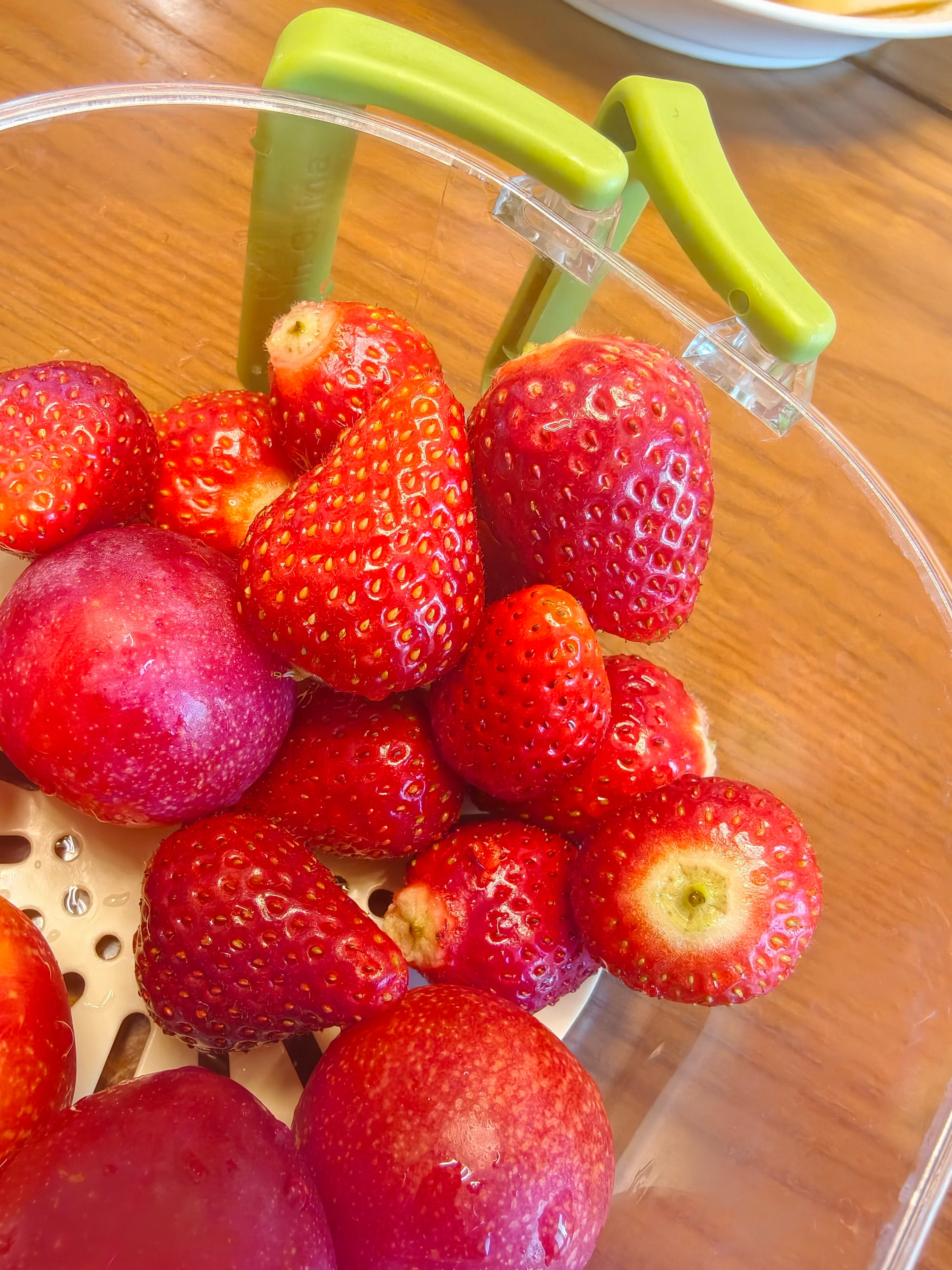 跟着团购的这个草莓啊，真好吃。我妈从来不夸草莓，这几天总跟我说草莓好吃